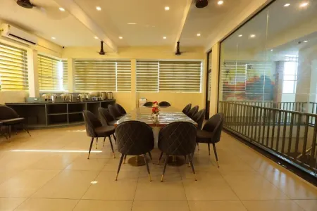 Hotel Blubell Отели рядом со станцией Railway Station Bus Stop