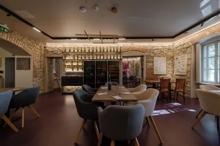 Barka Galéria Hotel és Étterem Отели рядом с достопримечательностью «Tokaj Wine Region»