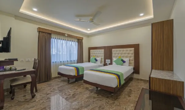 Treebo Aaravi Residency, 800 Mtrs from Promenade Beach Hotel di 