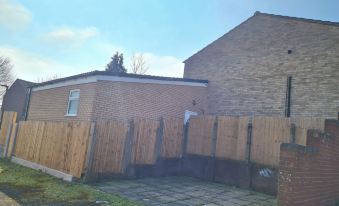 Central Guest Room - En-Suite Parking & Garden