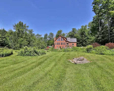 Cortina Mountain Chalet - Outdoor Hot Tub - Close to Pico and Killington Mountains 3 Bedroom Home Hotels in Mendon