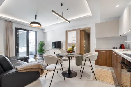 Comfy Apt Terrace and Parking 800m to Old Town and Beach