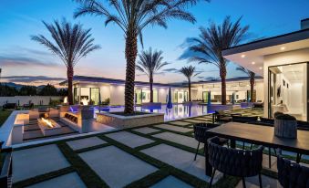 Sleeps 26 Pool, Hot Tub, Pickleball & Putting Green Bravo Villa #12 by Avantstay