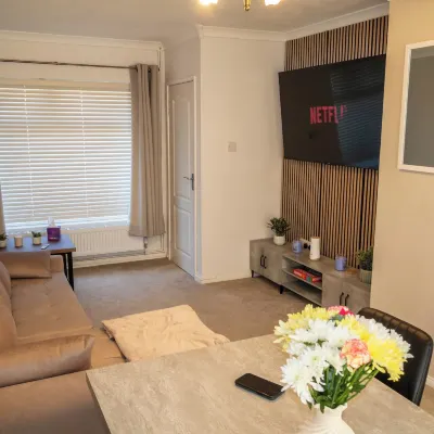 3 Bed Home - Sleeps 8 - Stoke City fc - Parking Hotels near Tesco Superstore