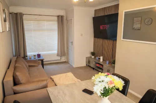 3 Bed Home - Sleeps 8 - Stoke City fc - Parking - Bungalows