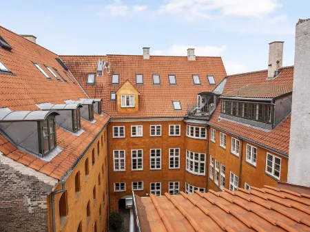 Sanders Saint - Loft One-Bedroom Apartment by the Charming Canals Отели рядом с достопримечательностью «Christiansborg Palace»