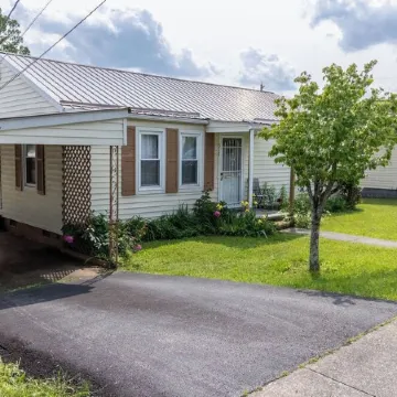 Quaint home in Oak Hill, Conveniently Located.