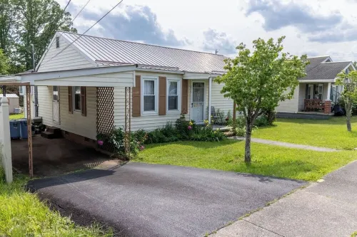 Quaint home in Oak Hill, Conveniently Located. Hotels in Oak Hill