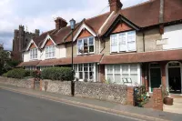 Fantastic 2Bd Victorian Apt - 4 Adults & 1 Child