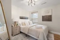 Game Day HQ! 3 Level 5Br Townhome for 10 --> 5 Min Drive to Notre Dame Events