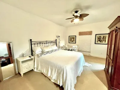 Beautiful 4BR/4BA.Close to HHI/SAV/BEU, 5 minutes to Palmetto Bluff's entrance Publix Super Market at Buckwalter Place附近的飯店