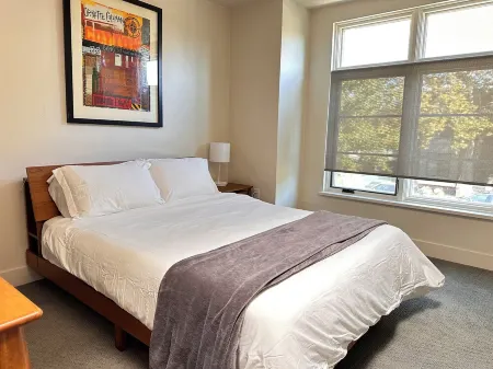 Cozy 2 bedroom house 5 minutes to downtown and UC Davis Medical Отели рядом с достопримечательностью «Riverside Hall School of Engineering and Computer Science»