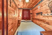 Charming 3-bedroom cottage in peaceful Solon with WiFi