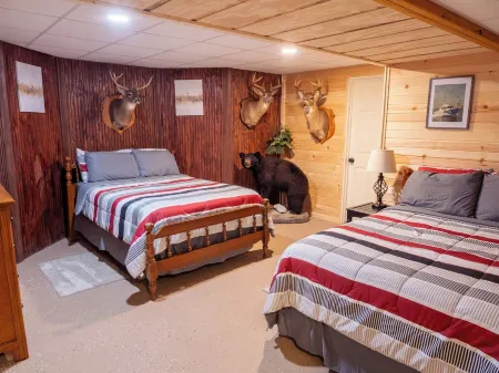 Secluded Retreat in Hocking Hills with Hot Tub – 10 Min from Old Man’s Cave