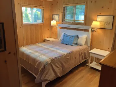 Cozy 2-bedroom cabin in charming Mutiny Bay Hotels near Double Bluff County Park