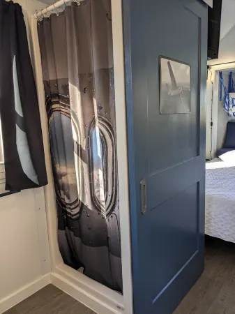 Cozy cabin with queen memory foam bed in peaceful spot outside town Отели в г. Allen County