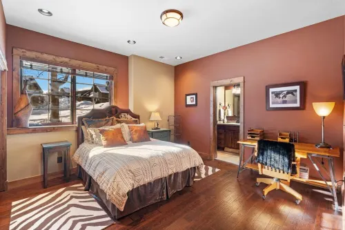 NEW! Laughing Moose Lodge. Stunning Mtn Views, Fireplace, Billiards, Hot Tub.