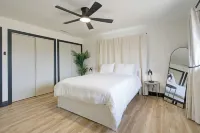 Perfect modern space to relax & play. Central & close to all attractions!