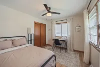 Welcome to Tiny's House. Your 3 Beds, 1 Bathroom Cozy Retreat in des Moines