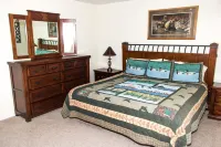 Gorgeous Tahoe Condo/Pools/Hot Tub/Tennis/ 1/2 Mile to Beach!