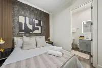 Luxury Downtown Townhouse w/ Game Room and Gated Lot 鄰近GED Testing Service的酒店