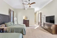 Firepit, Rooftop Deck, Games & Bridal Suite and Right Next to the Coffee Girl Hotels in 