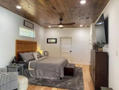 Blocks from Downtown, Comal River Tube Shoot, Schlitterbahn , Easy Access to I35