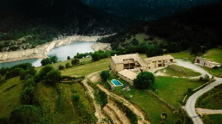 Cases Altes de Posada Отели рядом с достопримечательностью «Cova d'Anes»