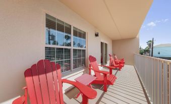 Modern Retreat, Block to Beach w Pool & Balcony