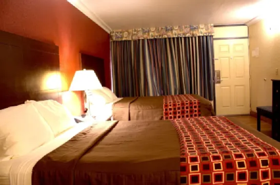 Polynesian Inn Hotels near Crystalbrook Golf Course
