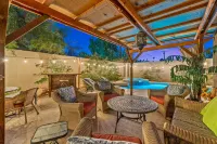 A Royal Desert Oasis with Epic Game Room - 3 stjerner