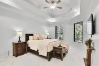 Charming 3-bedroom house in fabulous Magnolia with WiFi and AC by Lake Conroe Hotels near H-E-B