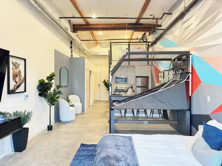Studio-style loft with Garage door only 6 miles from Disney!