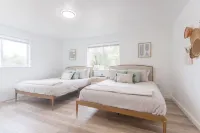 Modern & Spacious 4-bedroom Home 15 min to U of O, 11 min from Airport