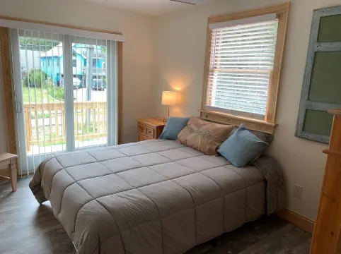 Home on the Sound with Private Pier.Amazing Sunsets on Bay Drive. Close to beach