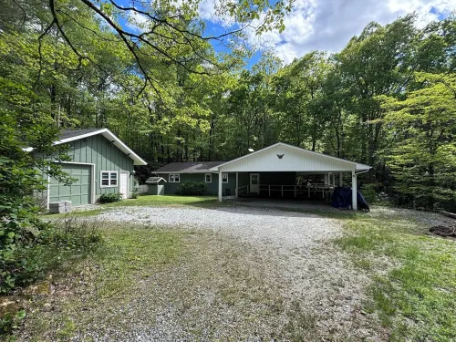 Rock Ridge Base Camp @ DuPont - 6.5 Acres, Sleeps 5, Ride from the House Hotels in Crab Creek