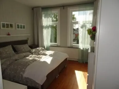 Excusive old building DG 80m² center within walking distance, 2 bedrooms, fireplace, XXL sofa