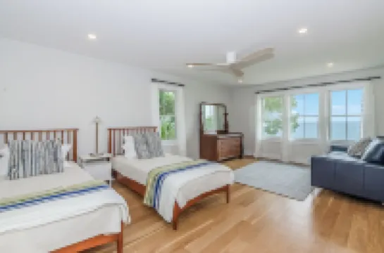 BAYVIEW New! 3BR/3 FB Sandy Beachfront Oasis w/ views over Buzzards Bay to Cape!