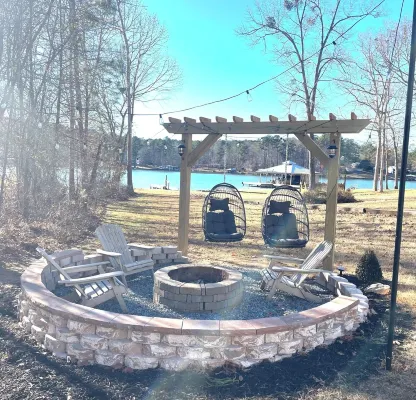 Family Friendly Lakefront Cottage/ Home Theatre/ Bunk room Hotels in Hancock County