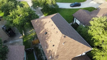 1 Queen / 4 twins/ sleeps 6