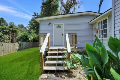 Experience USMC History: 10 min to Parris Island Hotels near Live Oaks Park