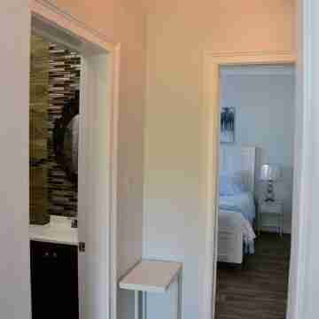 Beautiful 1 Bed 1 Bath Apartment with pool and with walking distance to beach Rooms