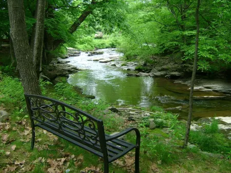 Charming Woodstock Teahouse Cottage by the Sawkill Creek trout stream Отели в г. Вудсток