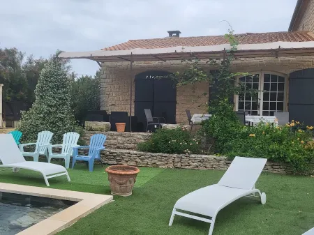 Air-conditioned villa with pool and fence