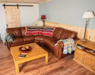 Mill town location by the river w/hot tub