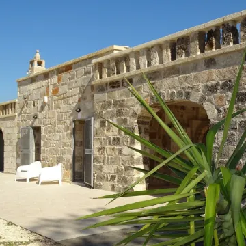 Carefully renovated, located in the very calm countryside with seaview