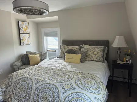 Just Renovated-Spacious 2 Bedroom-Downtown Plymouth-Cozy Get Away