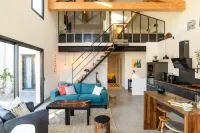 LOFT VILLAGE HOUSE+AIR CONDITIONING+TERRACE, NEAR THE GOLF COURSE. Hotels in Vernegues