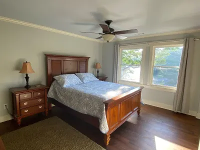 Cozy Cottage on the Lake Hotels near Phantom Fireworks of Buford