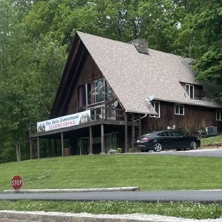 Cozy Cottage at Oak Creek Campground (pool, pet friendly, dog park, near Ark)